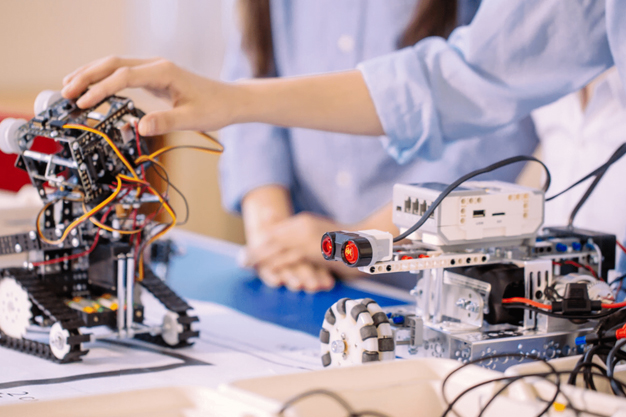 راهنمای شروع رباتیک برای مبتدی‌ها | معرفی دوره‌ها، کتاب‌ها و کیت‌ها